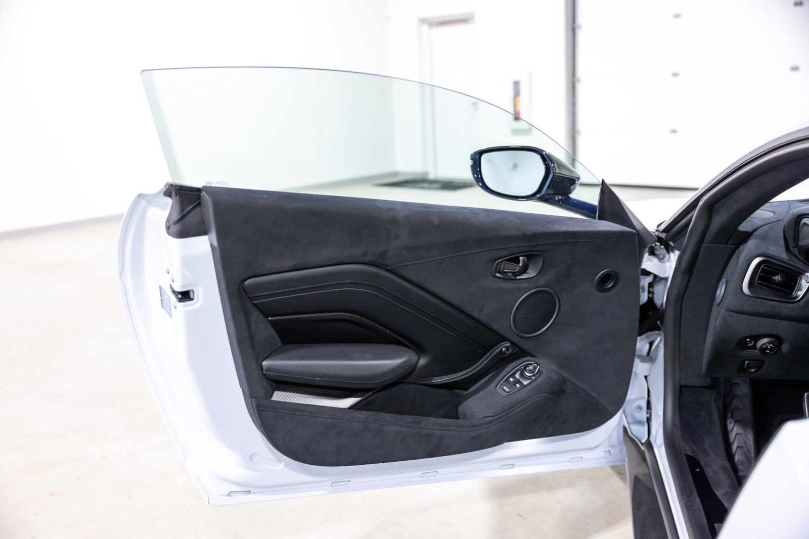 Used 2019 Aston Martin V8 Vantage Coupe RWD image 33