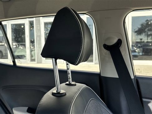 Used 2022 Hyundai Venue Limited image 21