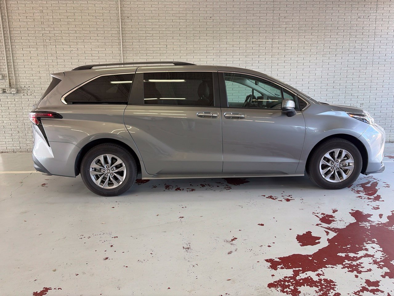 Used 2026 Toyota Sienna XLE FWD image 2