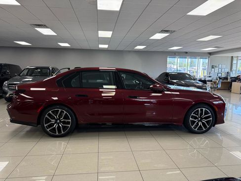 Used 2023 BMW 740i image 8