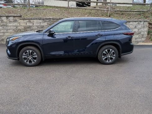 Used 2025 Toyota Highlander XLE image 6