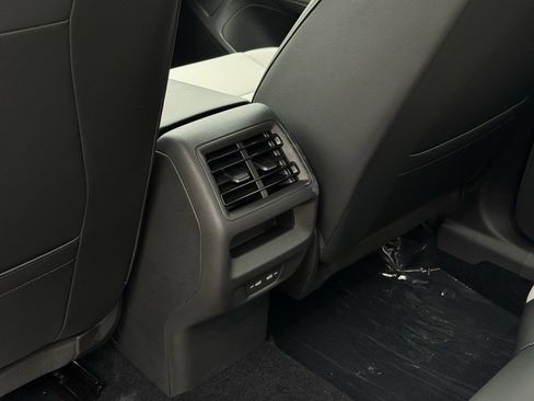 New 2025 Volkswagen Tiguan SE image 23