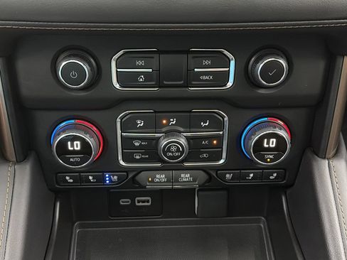 Used 2024 Chevrolet Suburban High Country AWD/4WD image 21