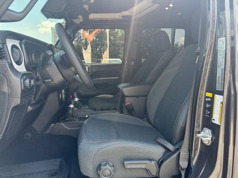 Used 2024 Jeep Wrangler Sport S image 11