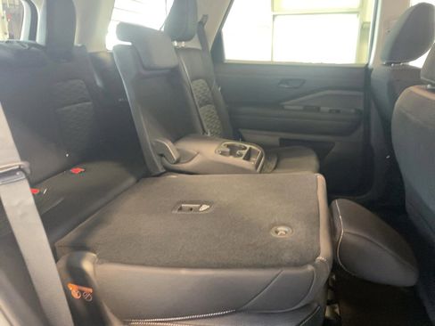 Used 2024 Nissan Pathfinder SV image 24