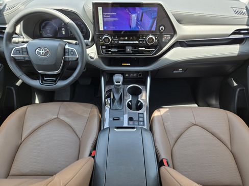 Used 2025 Toyota Highlander Limited AWD/4WD image 27
