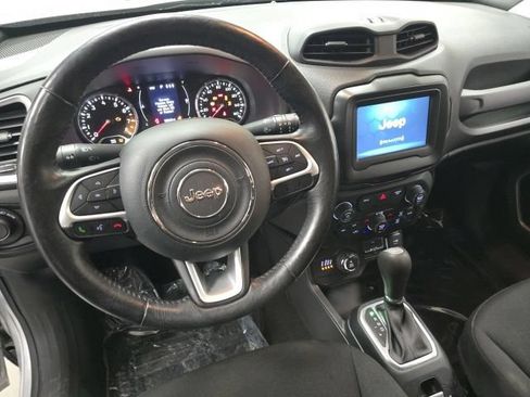 Used 2019 Jeep Renegade Latitude w/ Cold Weather Group AWD/4WD image 14