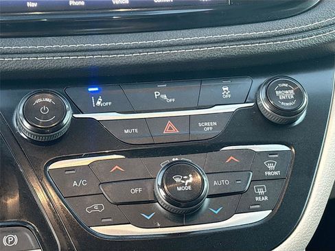 Used 2021 Chrysler Pacifica Limited w/ Uconnect Theater Family Group image 17