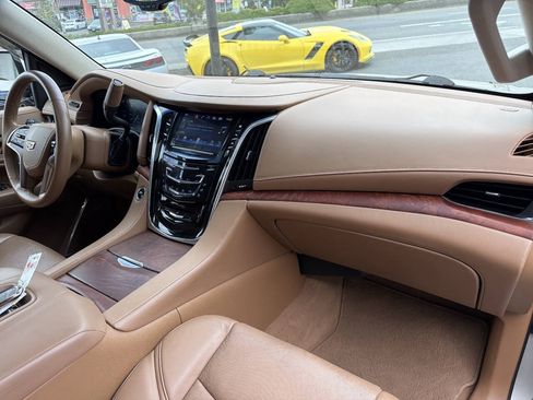 Used 2016 Cadillac Escalade Platinum AWD/4WD image 18