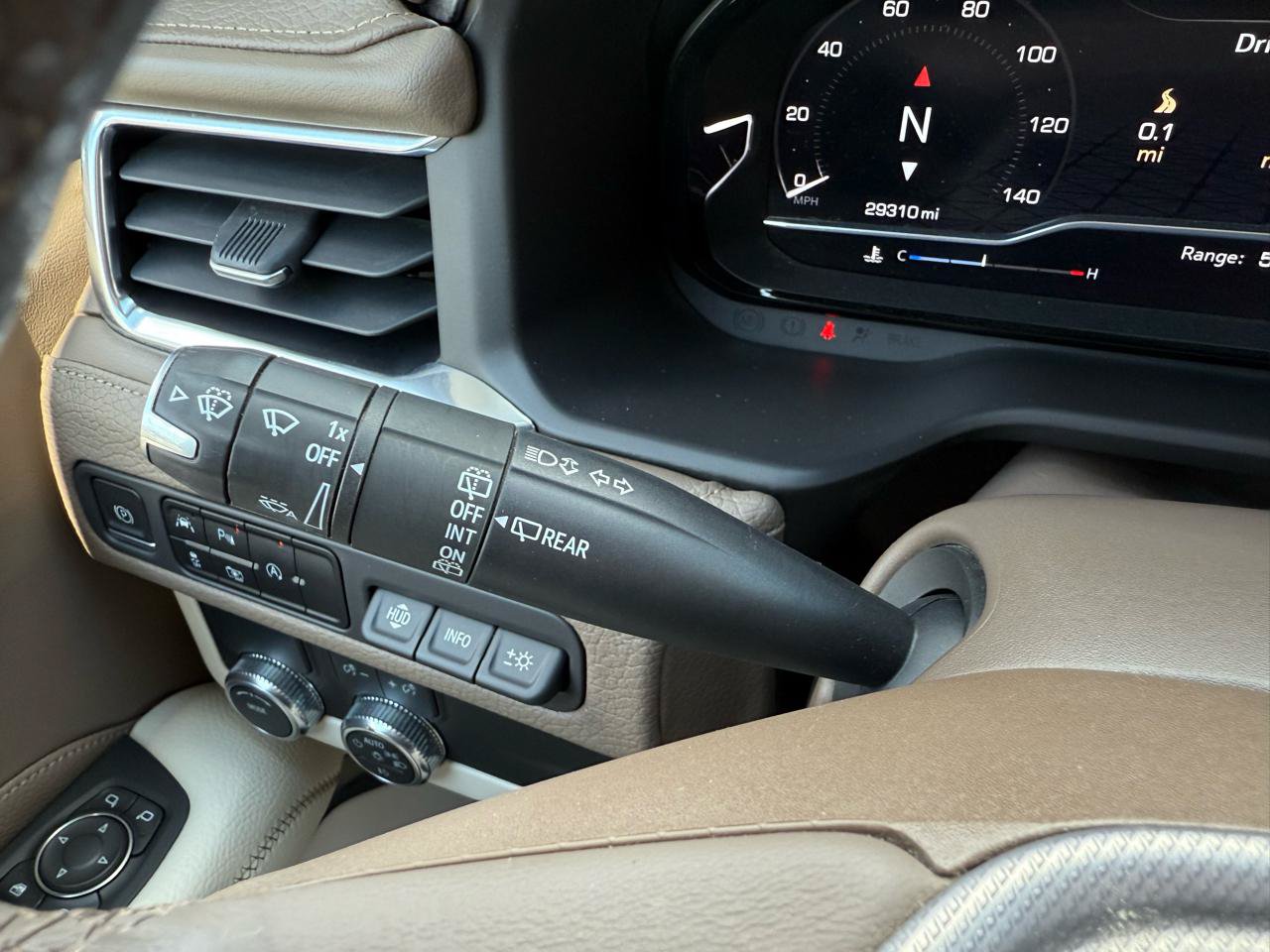 Used 2023 GMC Yukon Denali RWD image 32