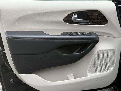 Used 2023 Chrysler Pacifica Limited FWD image 14