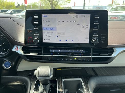 Used 2024 Toyota Sienna Platinum image 26