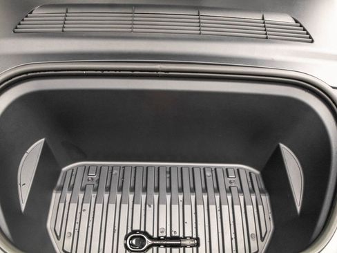 Used 2024 Tesla Model Y Long Range image 31