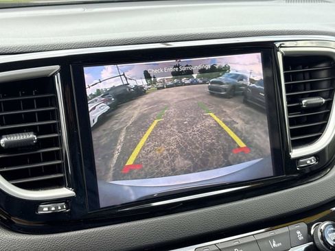 Used 2024 Chrysler Pacifica Touring-L FWD image 27