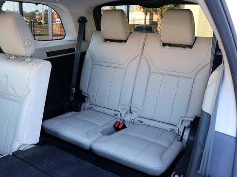 Used 2018 Land Rover Discovery SE image 19