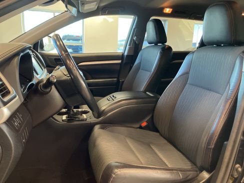 Used 2018 Toyota Highlander AWD V6 image 10