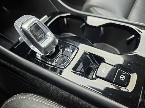 Certified 2025 Volvo XC40 B5 Plus w/ Protection Package Premier image 37