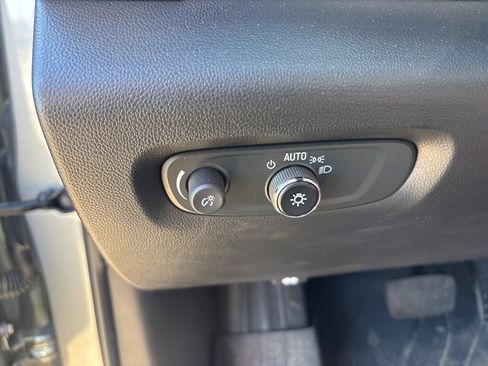 Used 2023 Chevrolet Traverse LT image 13