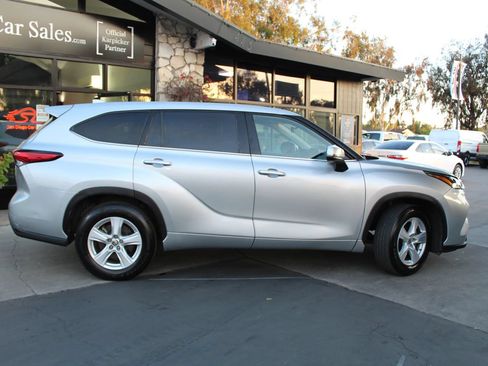 Used 2021 Toyota Highlander L FWD image 6