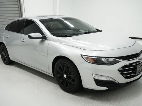 Used 2021 Chevrolet Malibu LT image 3