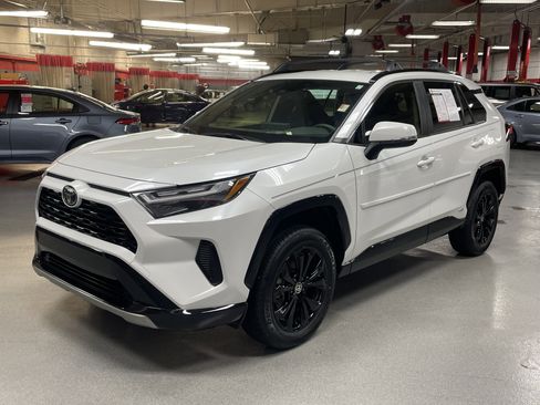 Used 2025 Toyota RAV4 SE image 5