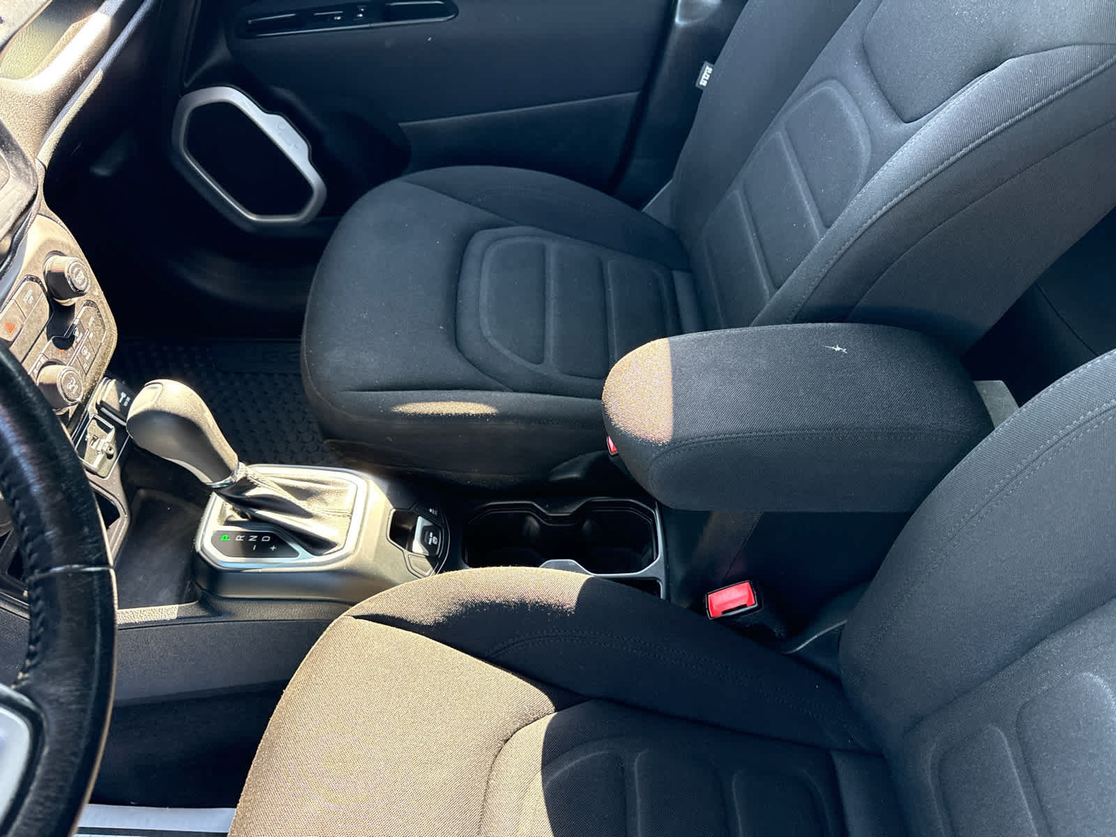 Used 2018 Jeep Renegade Latitude w/ Cold Weather Group FWD image 21
