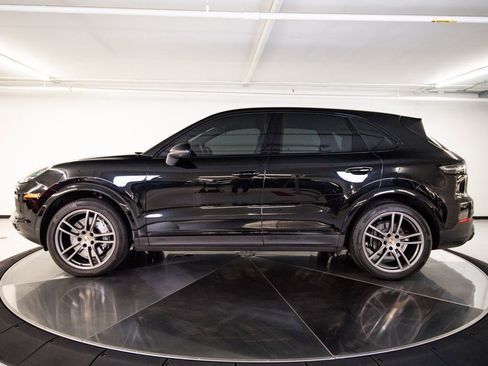Used 2023 Porsche Cayenne Platinum Edition AWD/4WD image 2