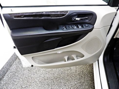 Used 2013 Chrysler Town & Country Touring FWD image 7