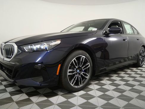 Used 2026 BMW 530i xDrive w/ M Sport Package image 7