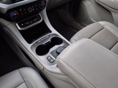 Used 2023 GMC Acadia SLT w/ Technology Package image 17