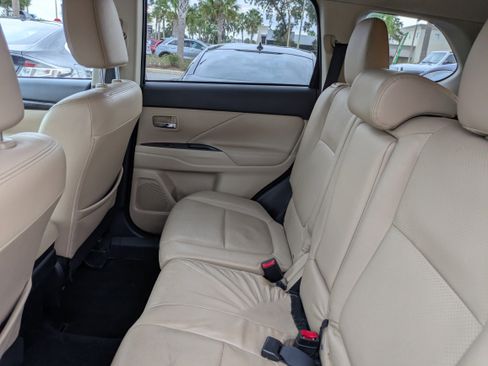 Used 2016 Mitsubishi Outlander SE image 16