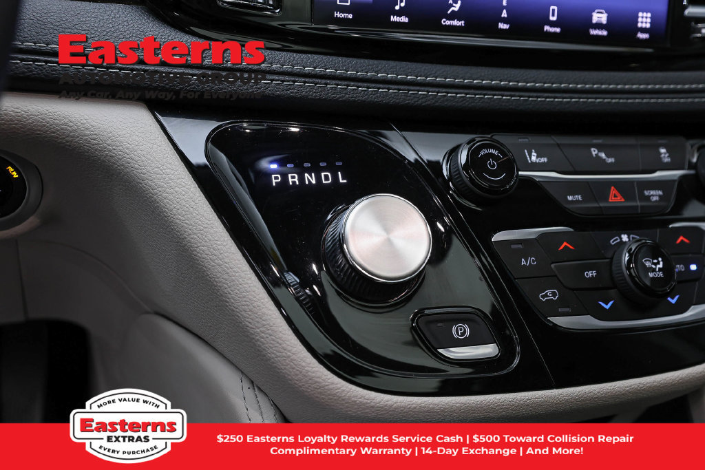 Used 2023 Chrysler Pacifica Limited FWD image 14