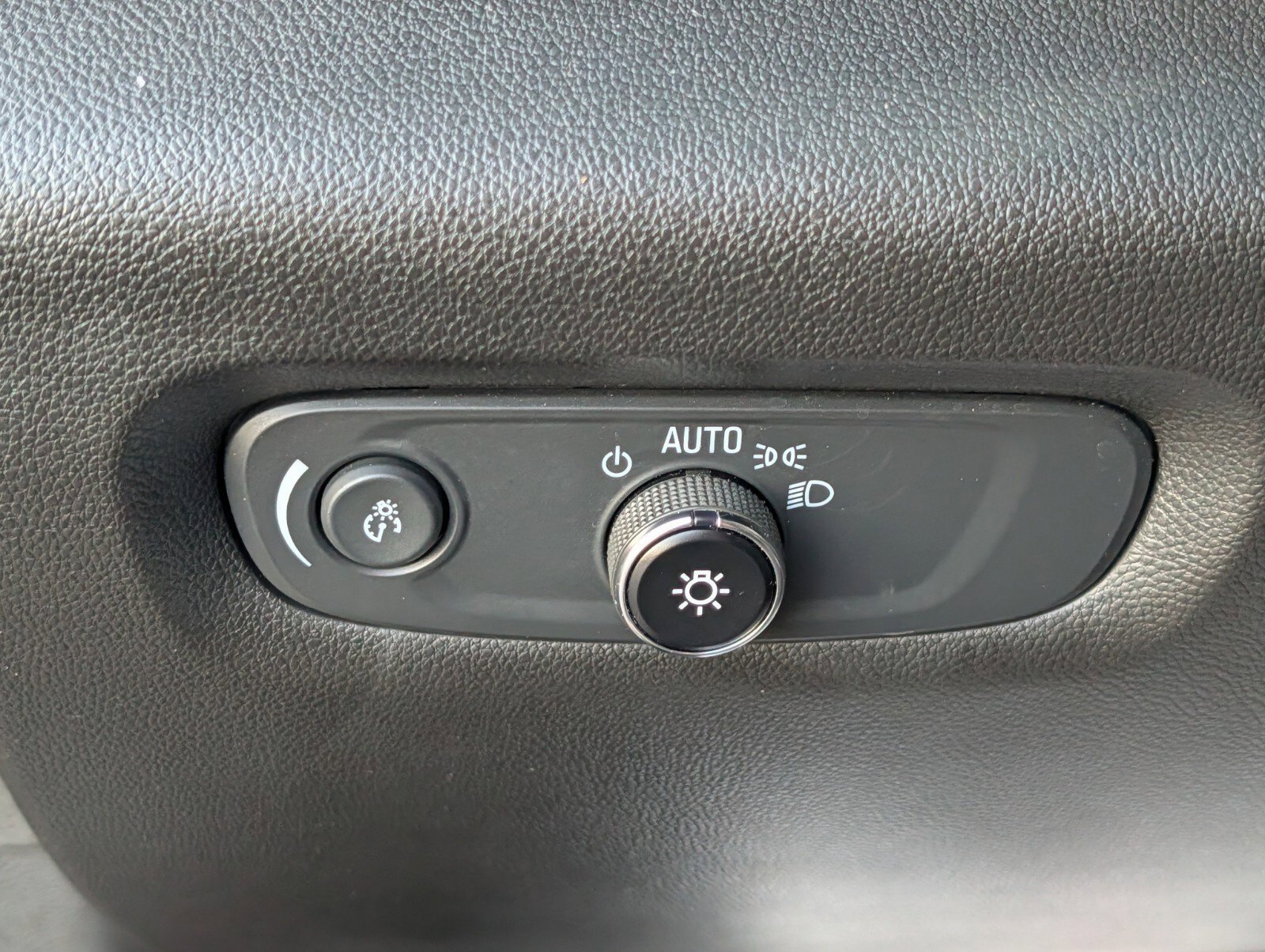 Used 2023 Chevrolet Traverse LT FWD image 12
