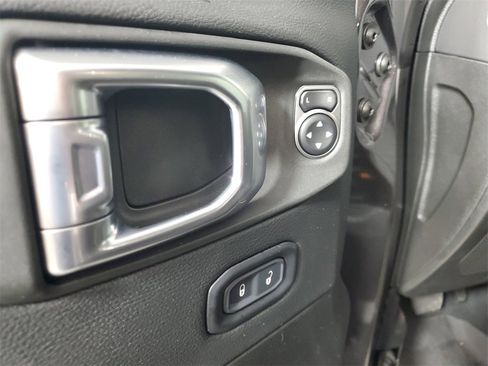 Used 2025 Jeep Wrangler Unlimited Rubicon image 16