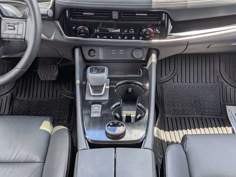 Used 2025 Nissan Rogue SL AWD/4WD image 19