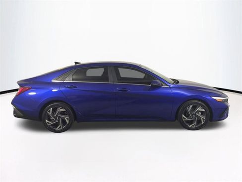 Certified 2025 Hyundai Elantra Limited FWD image 4