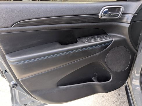 Used 2020 Jeep Grand Cherokee Laredo image 12