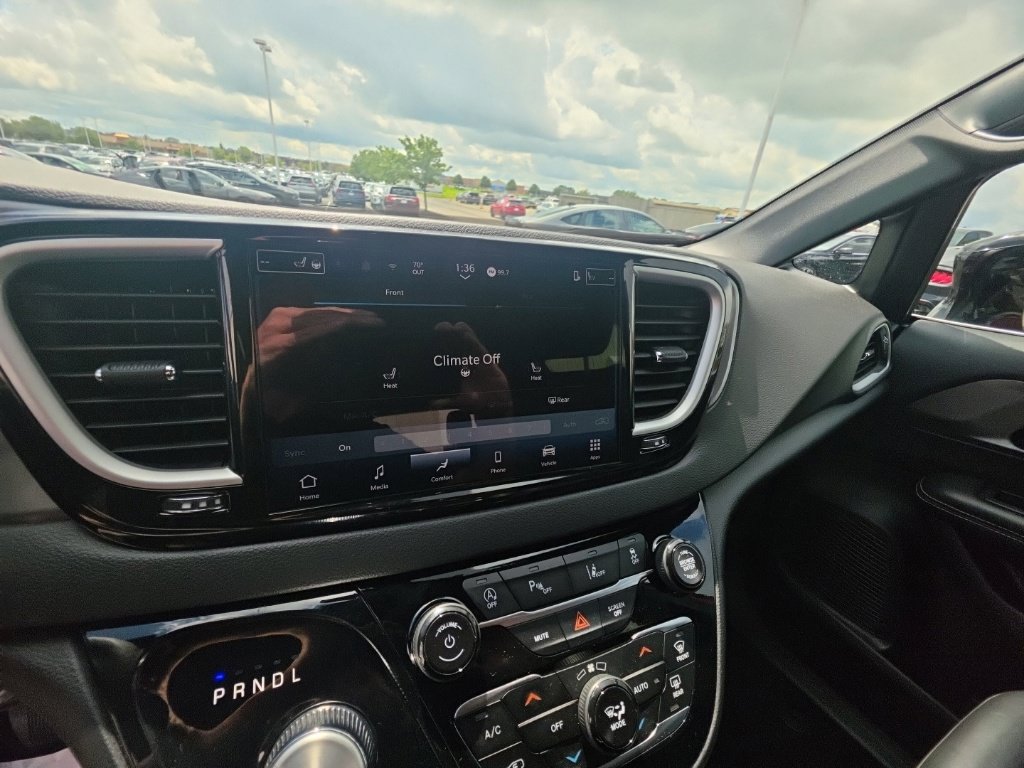 Used 2025 Chrysler Pacifica Select FWD image 17