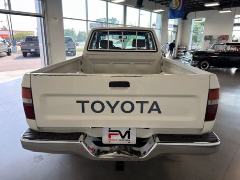 Used 1992 Toyota Pickup Deluxe AWD/4WD image 8