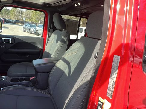 Used 2025 Jeep Wrangler Sahara image 17