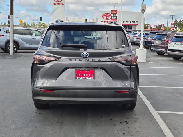 Used 2025 Toyota Sienna XLE FWD image 10