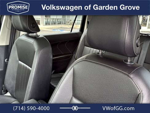 Used 2023 Volkswagen Tiguan SE w/ Panoramic Sunroof Package FWD image 17