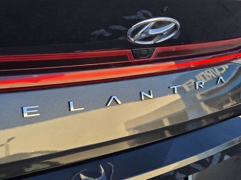 Used 2023 Hyundai Elantra Limited image 27