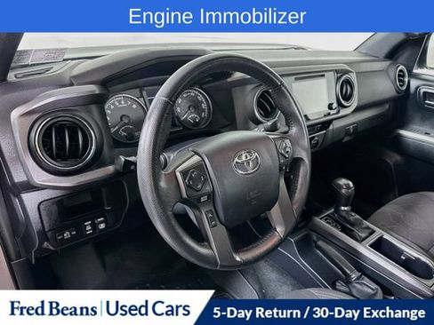 Used 2017 Toyota Tacoma TRD Off-Road w/ Premium & Technology Package AWD/4WD image 13