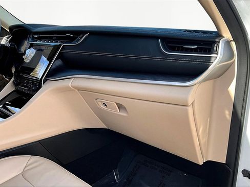 Used 2022 Jeep Grand Cherokee Limited image 17