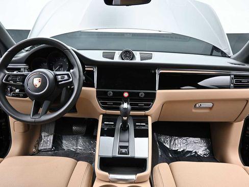 Certified 2025 Porsche Macan AWD/4WD image 7