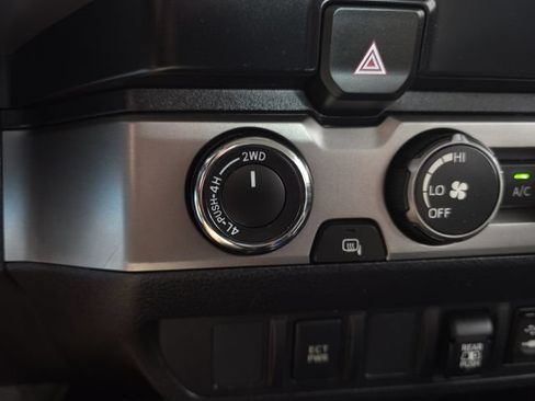 Used 2019 Toyota Tacoma SR5 AWD/4WD image 24