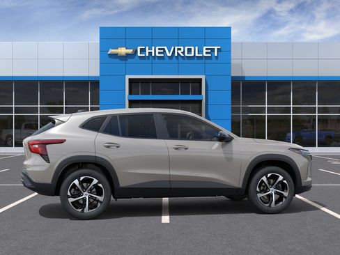 New 2026 Chevrolet Trax RS w/ Sunroof Package FWD image 5