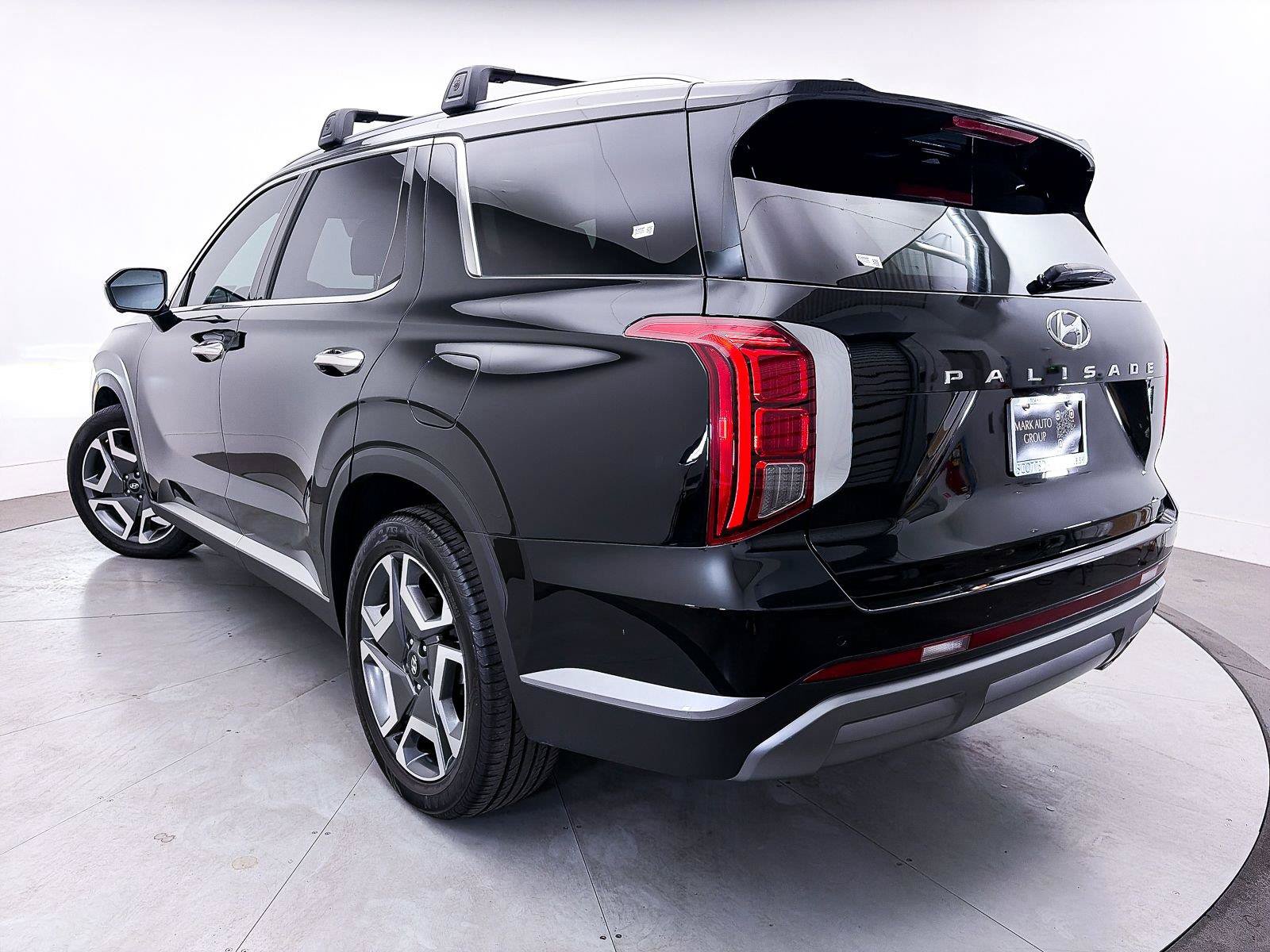 Used 2023 Hyundai Palisade SEL w/ Premium Package FWD image 2