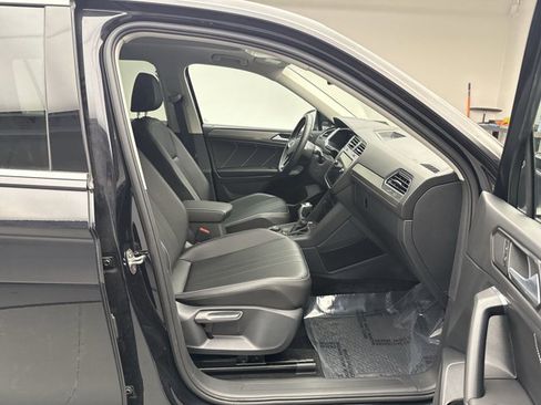 Used 2022 Volkswagen Tiguan SE image 16
